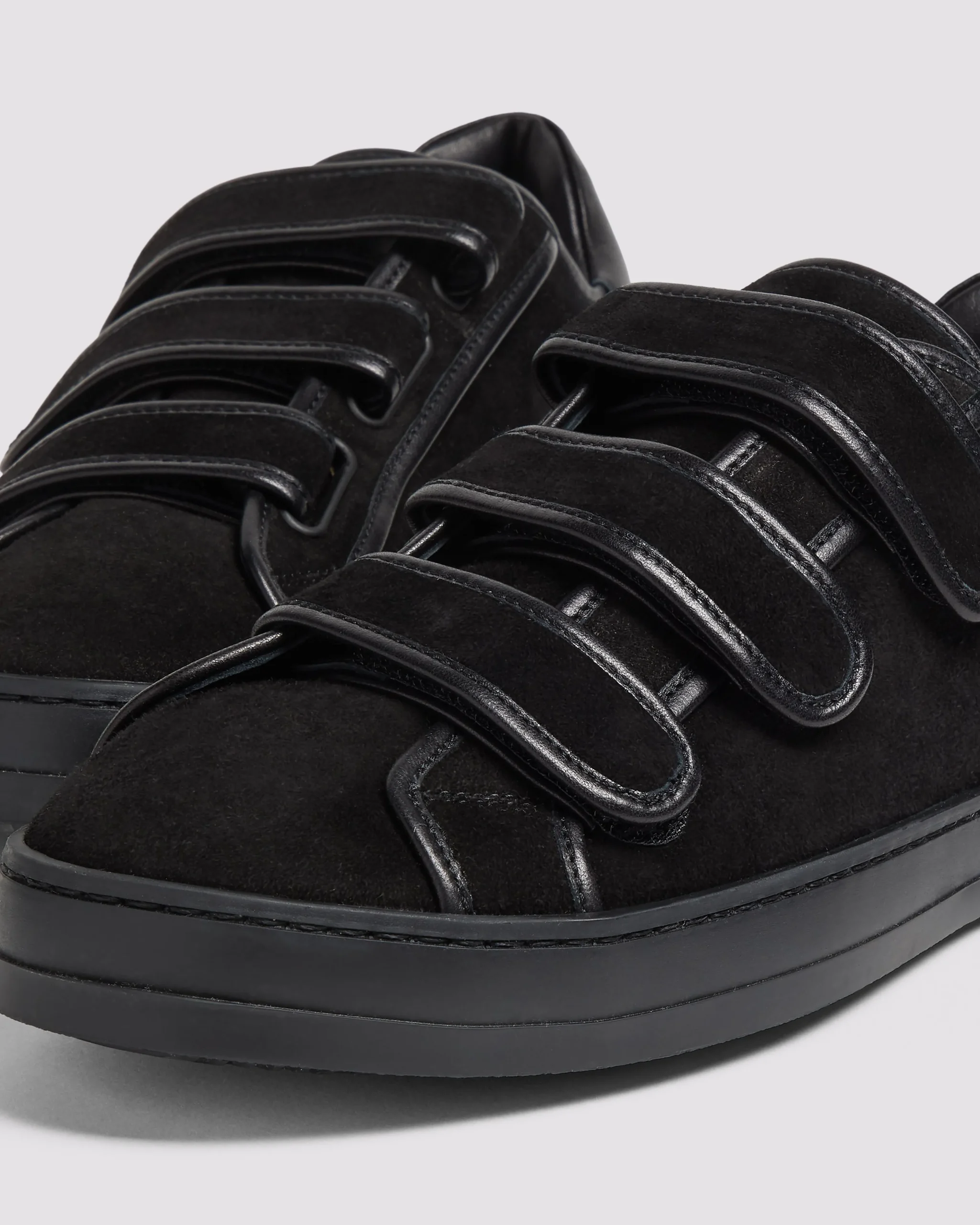 Online P448 John Velcro Black